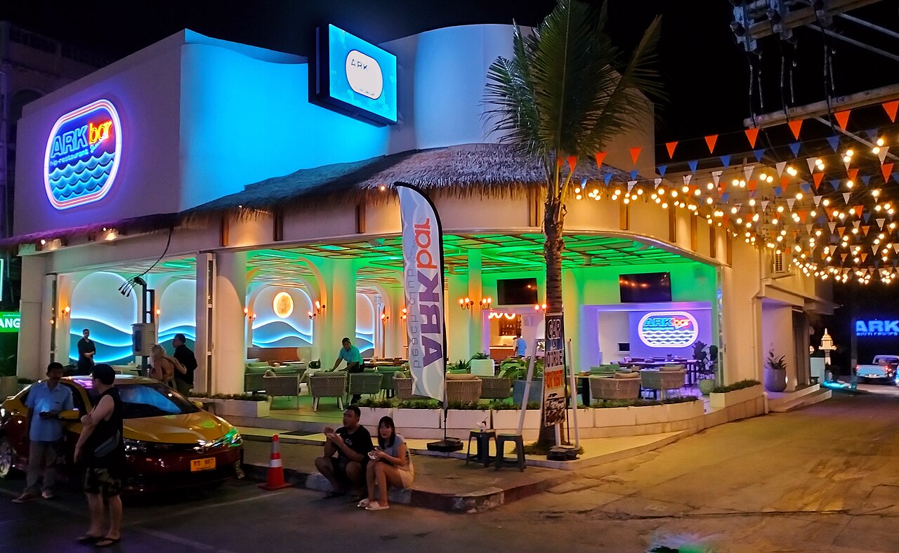 מסעדת Hip Restaurant בכניסה למתחם ARKbar בקוסמוי, בשעות הלילה — צילום מ-2023