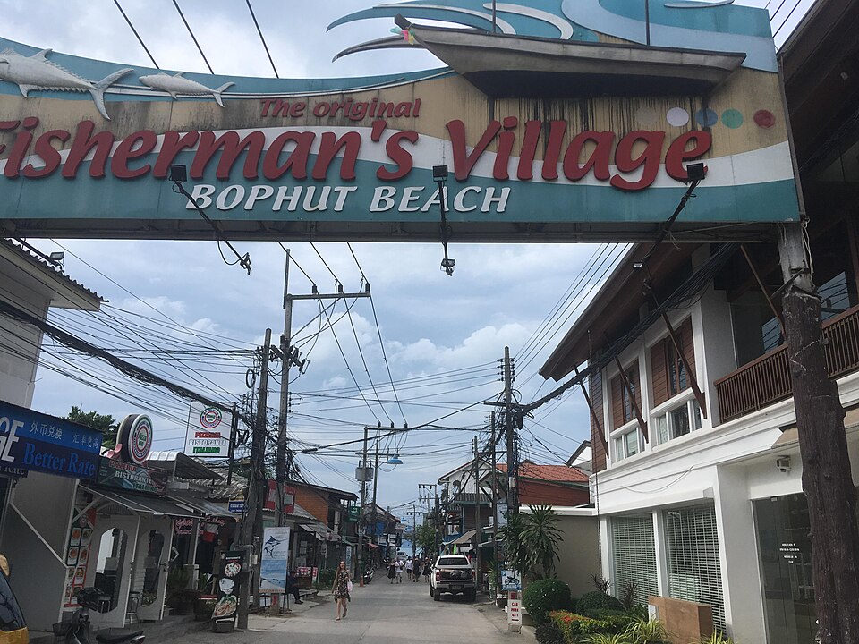 כניסה לכפר הדייגים Fisherman's Village בבופוט בקוסמוי, צולמה ב־2018